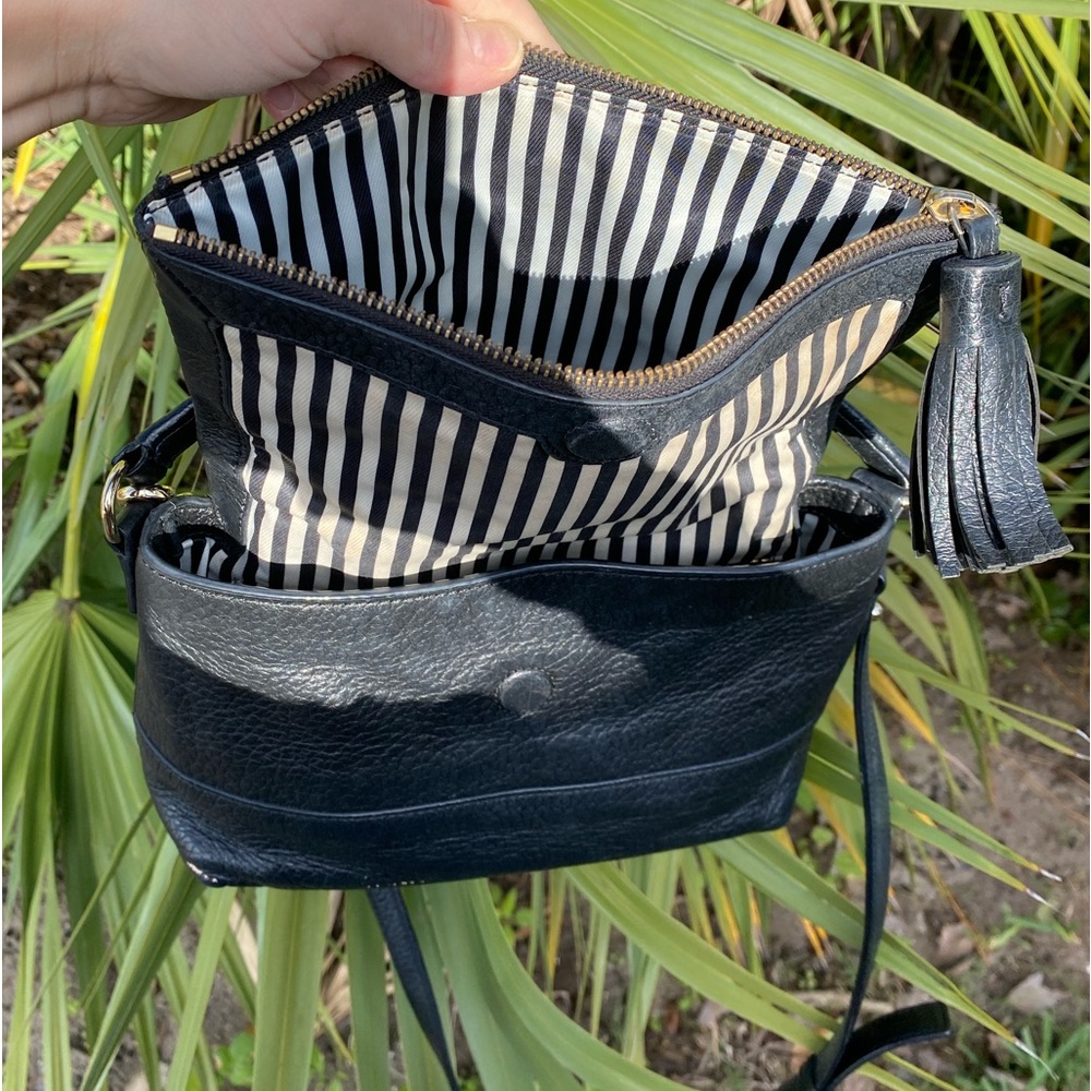 • Kate Spade • Black pebbled Leather Crossbody Removable Strap - Picture 4 of 9
